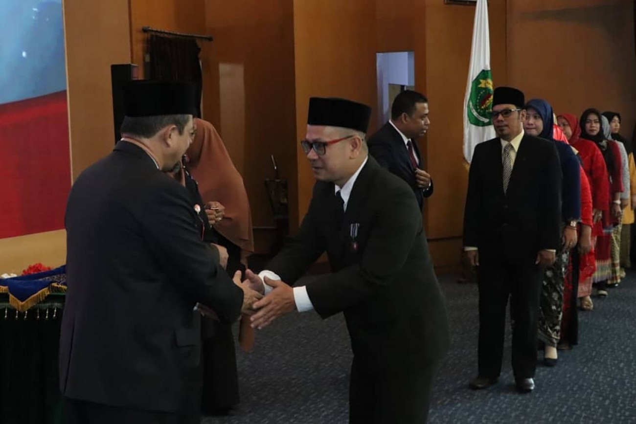 13 PNS Disbun Terima Anugerah SLKS