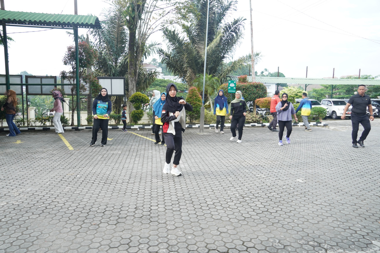 Wujudkan Lingkungan Kerja Bugar, Disbun Gelar Senam Bersama
