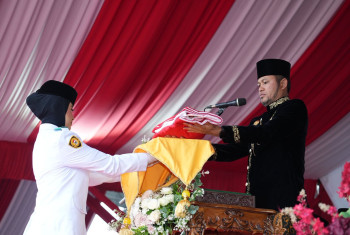 HUT ke-80 RI di Kaltim, Semangat Merah Putih Berkobar di Tengah Gerimis