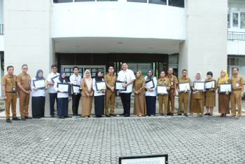 Bangun Semangat Pagi, Disbun Gelar Apel dan Apresiasi Karyawan Terbaik